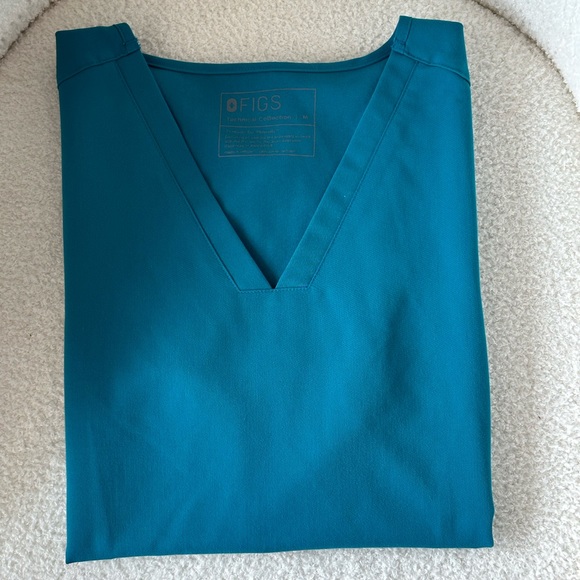 Figs Pacific Blue Casma™ Three-Pocket Scrub Top - Picture 3 of 3